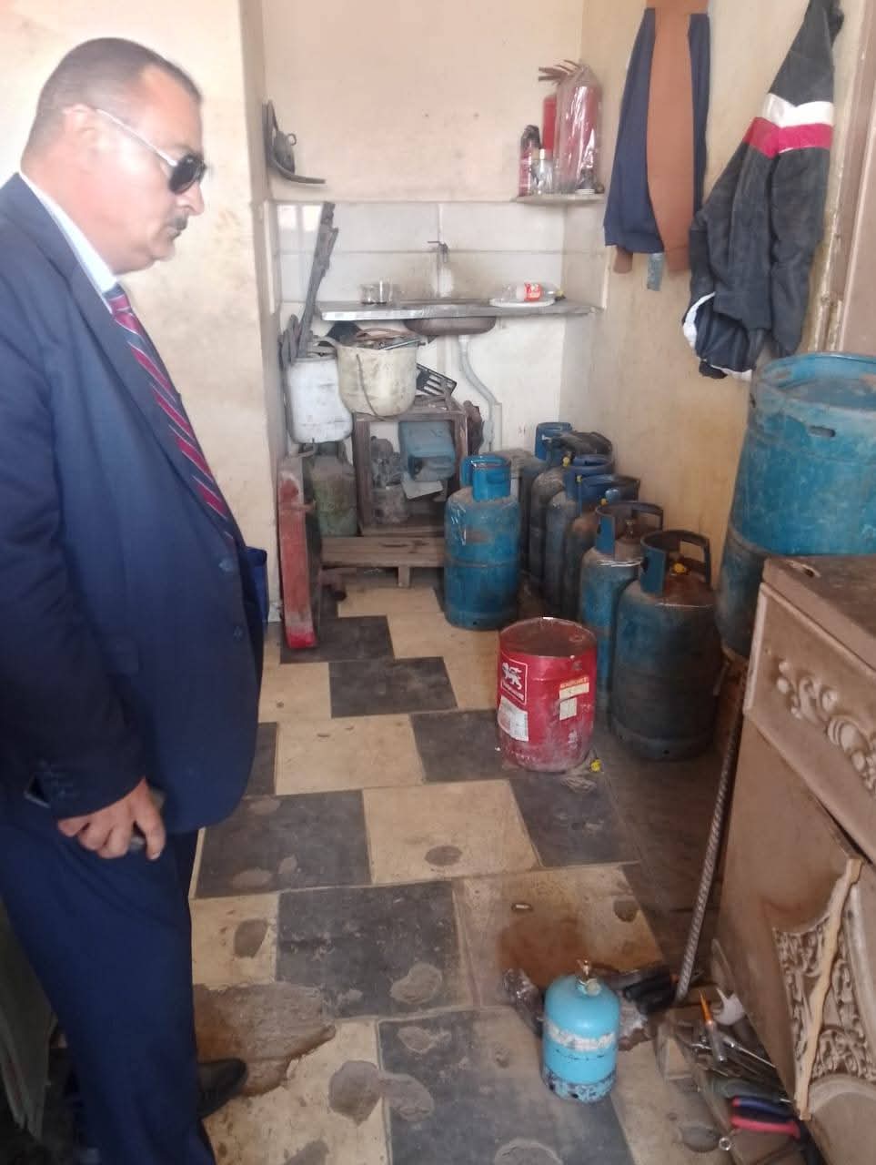 ضبط مخزن لتعبئة شعل الغاز بالمخالفة