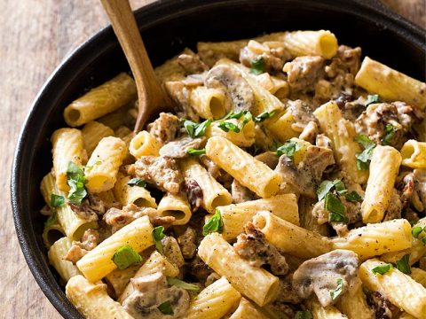 طريقة عمل مكرونة بالسجق والمشروم