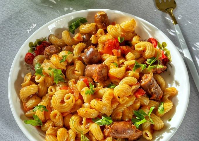 مقادير عمل مكرونة بالسجق والمشروم