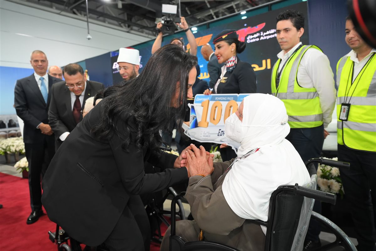 وزراء التضامن والأوقاف والطيران يودعون أول أفواج الحجاج من مطار القاهرة