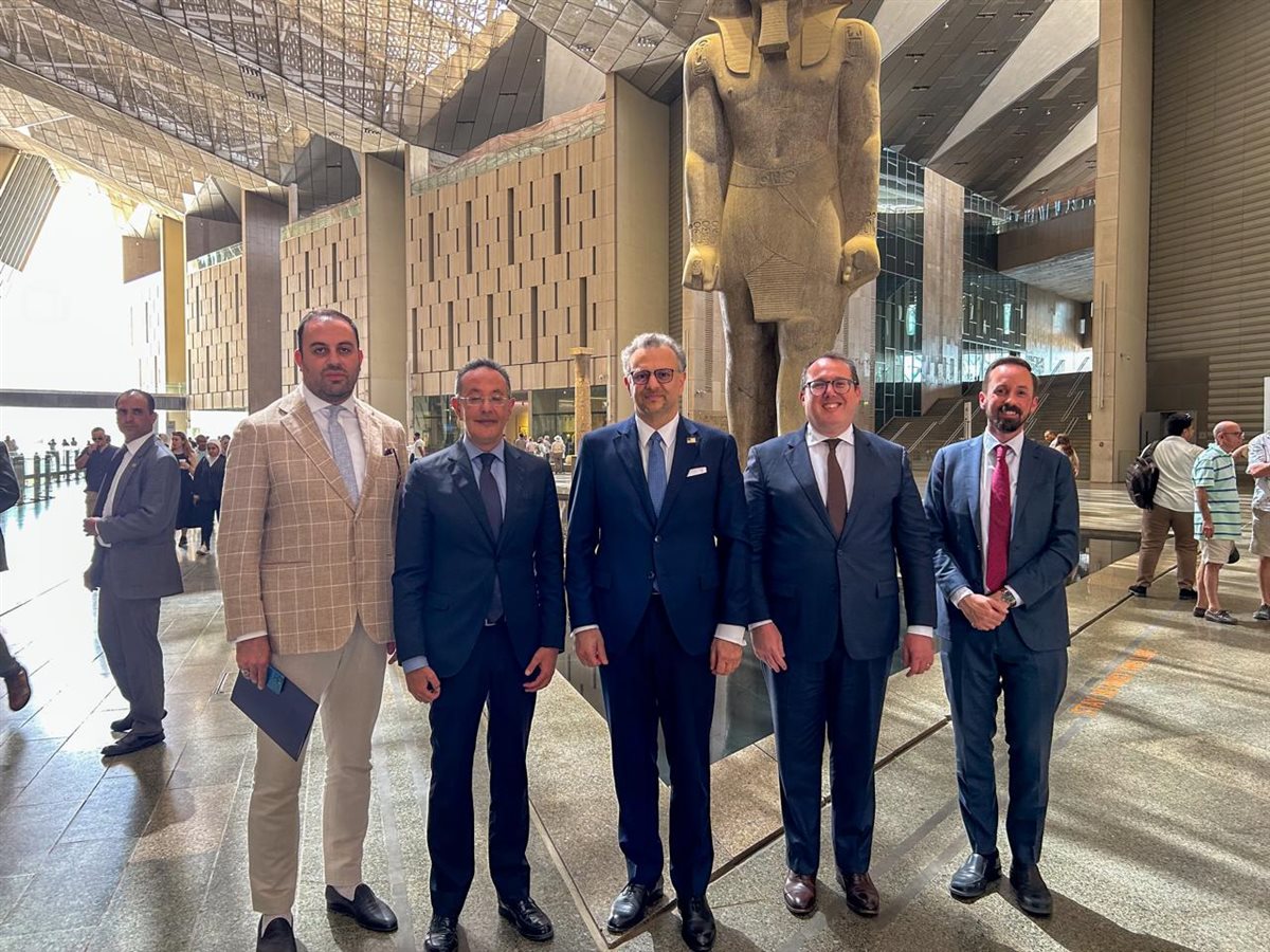 المتحف المصري الكبير يستقبل كبير مستشاري الرئيس الأمريكي للشؤون العربية