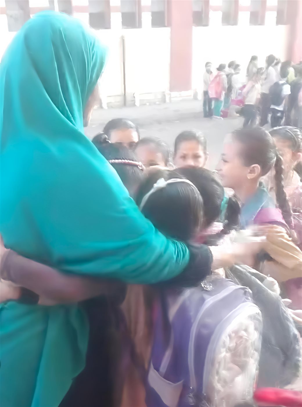 بالأحضان.. تلاميذ يحتفون بمُعلمة خرجت على المعاش خلال زيارتها للمدرسة بالمنوفية