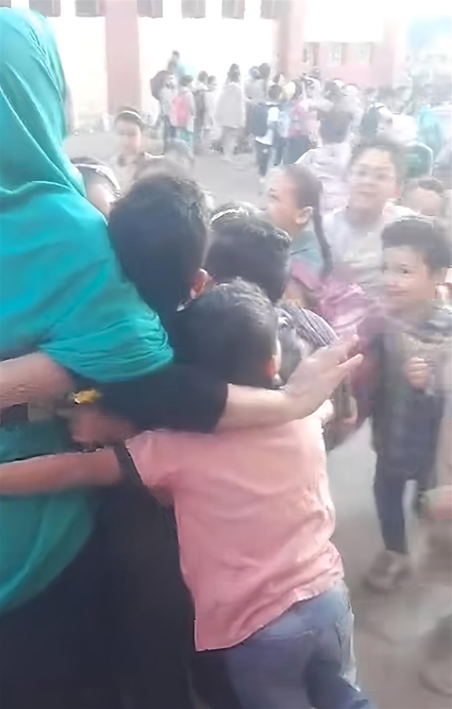 بالأحضان.. تلاميذ يحتفون بمُعلمة خرجت على المعاش خلال زيارتها للمدرسة بالمنوفية