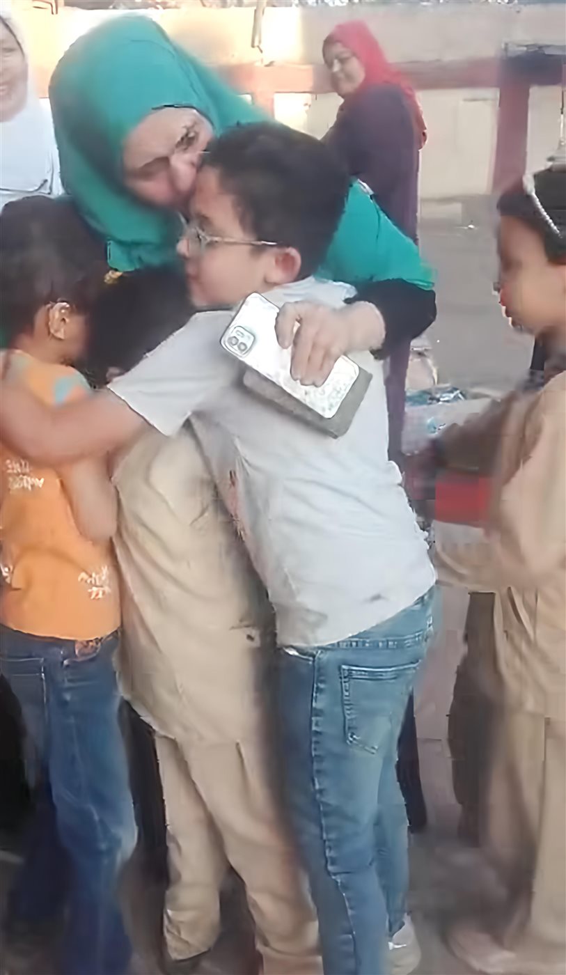 بالأحضان.. تلاميذ يحتفون بمُعلمة خرجت على المعاش خلال زيارتها للمدرسة بالمنوفية