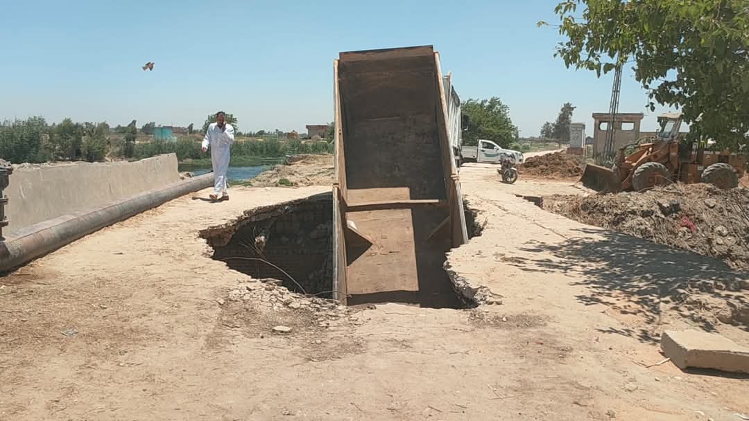 انهيار جزئي لكوبرى العبد بأبو المطامير وجار إصلاحه