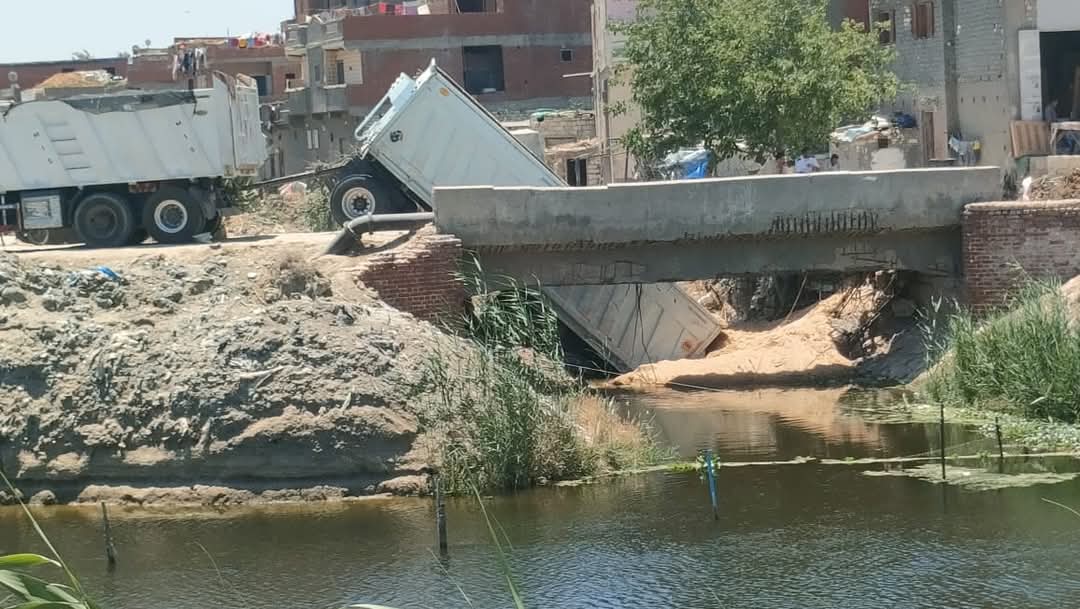 انهيار جزئي لكوبرى العبد بأبو المطامير وجار إصلاحه