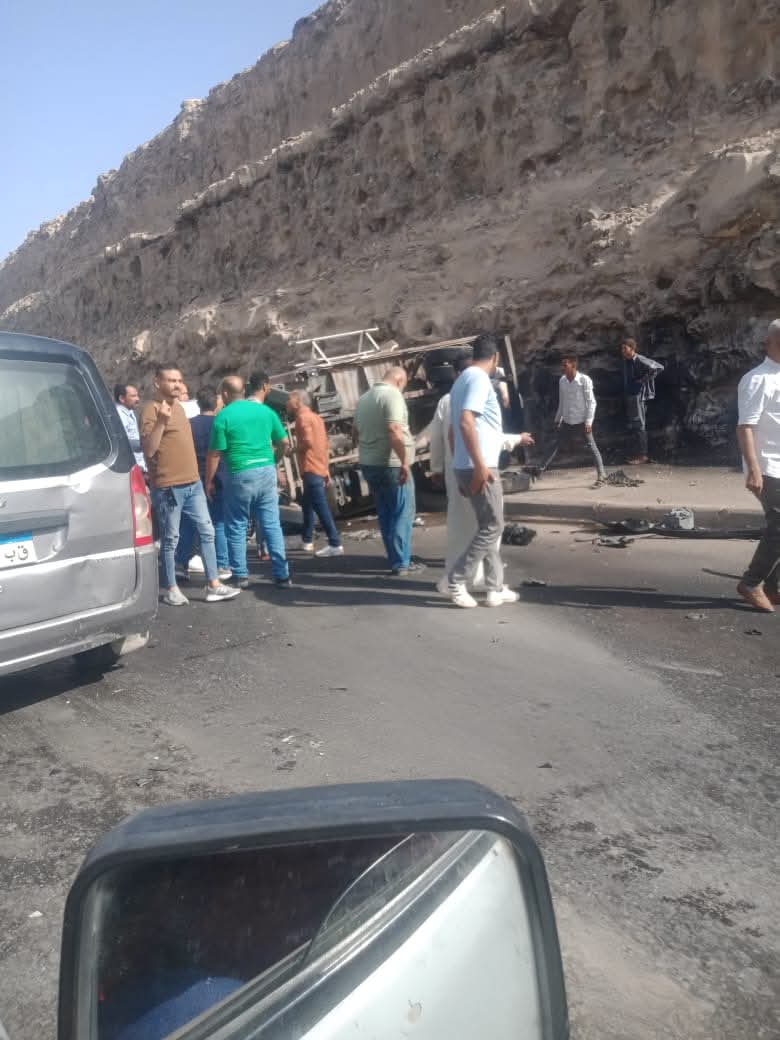 اصطدام سيارة ربع نقل برصيف على طريق الأوتوستراد بمدينة 15 مايو