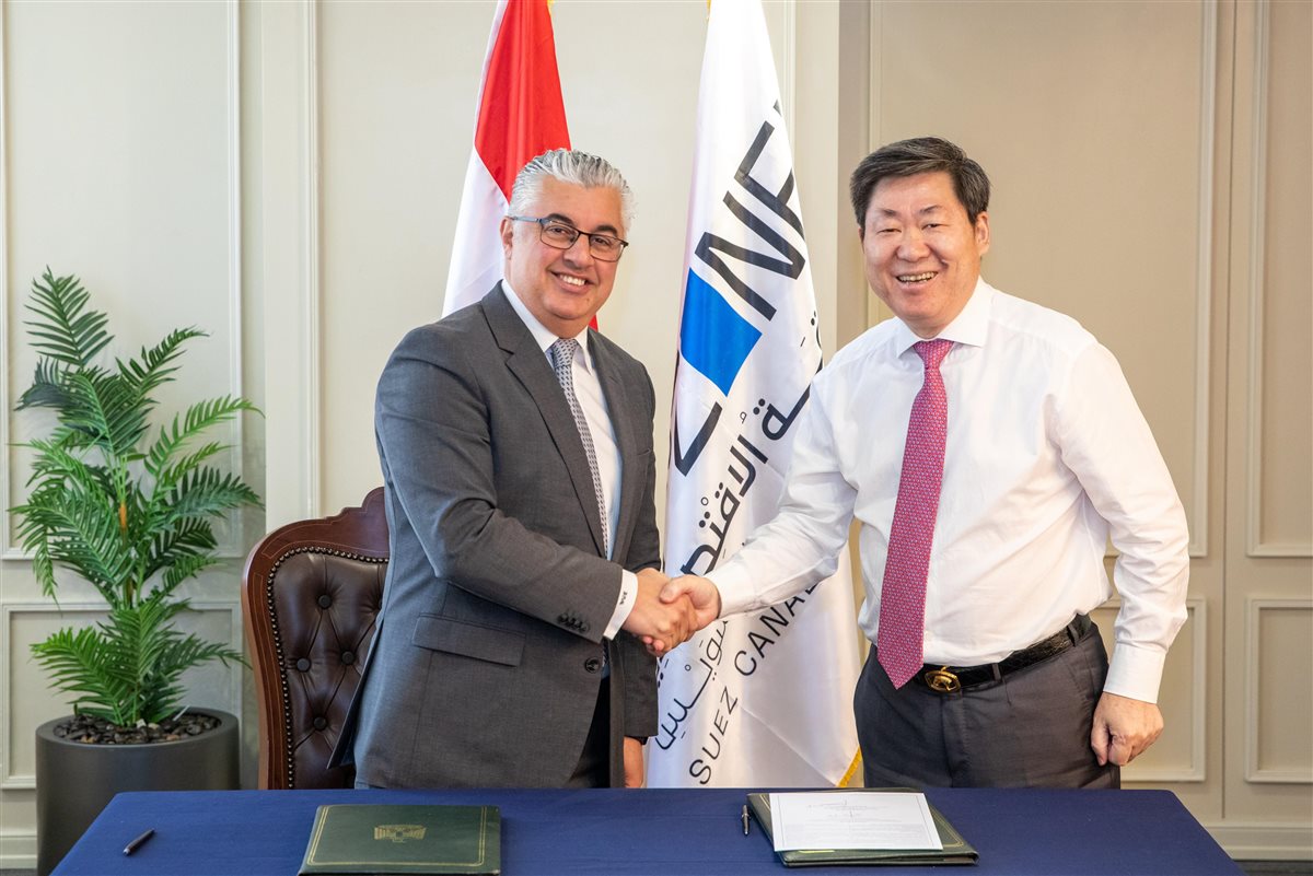 جانب من التوقيع