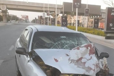 سيارة تخترق سور كمبوند وتصطدم بأتوبيس مدرسة بالقاهرة الجديدة