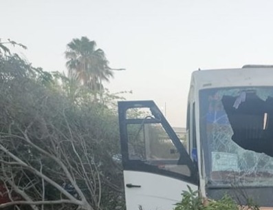 سيارة تخترق سور كمبوند وتصطدم بأتوبيس مدرسة بالقاهرة الجديدة