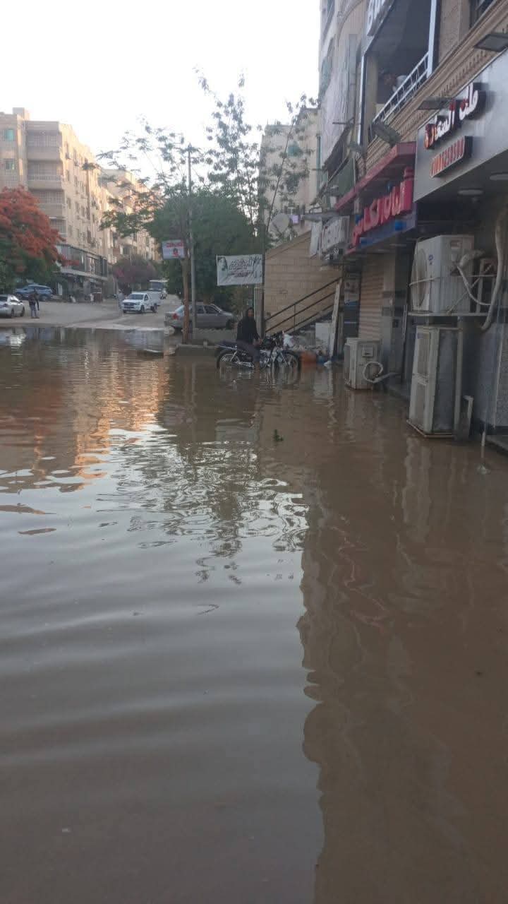 كسر ماسورة مياه يتسبب في تسرب ضخم بشارع جاردينيا في حدائق الأهرام