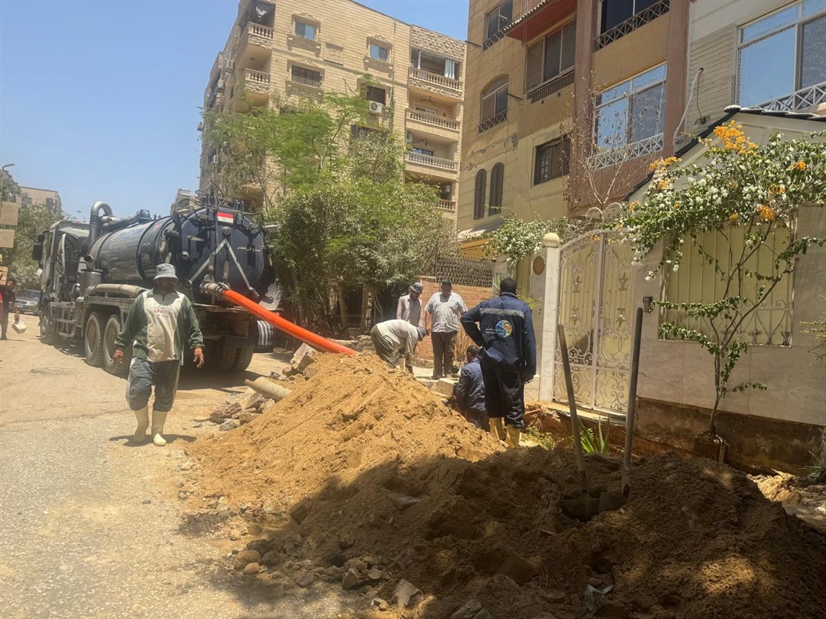 إصلاح كسر مفاجئ بخط مياه بمنطقة «د» بهضبة الأهرام
