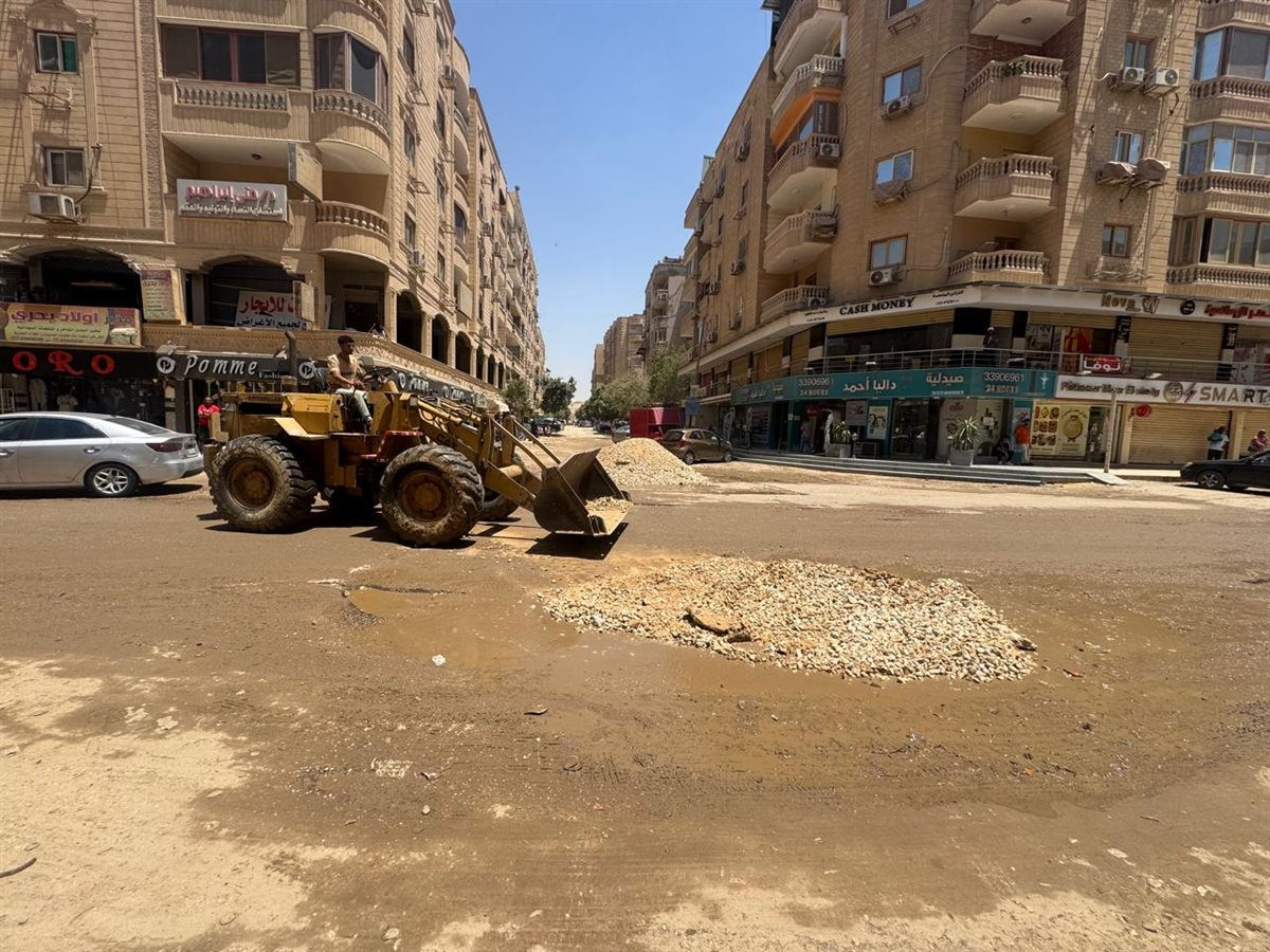 إصلاح كسر مفاجئ بخط مياه بمنطقة «د» بهضبة الأهرام