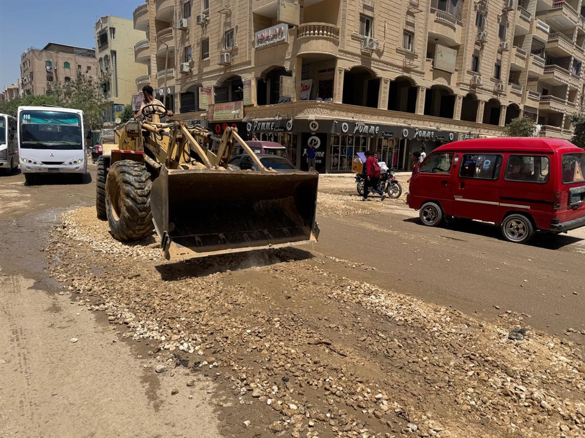 إصلاح كسر مفاجئ بخط مياه بمنطقة «د» بهضبة الأهرام