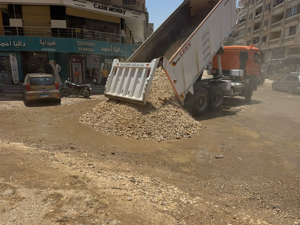 إصلاح كسر مفاجئ بخط مياه بمنطقة «د» بهضبة الأهرام