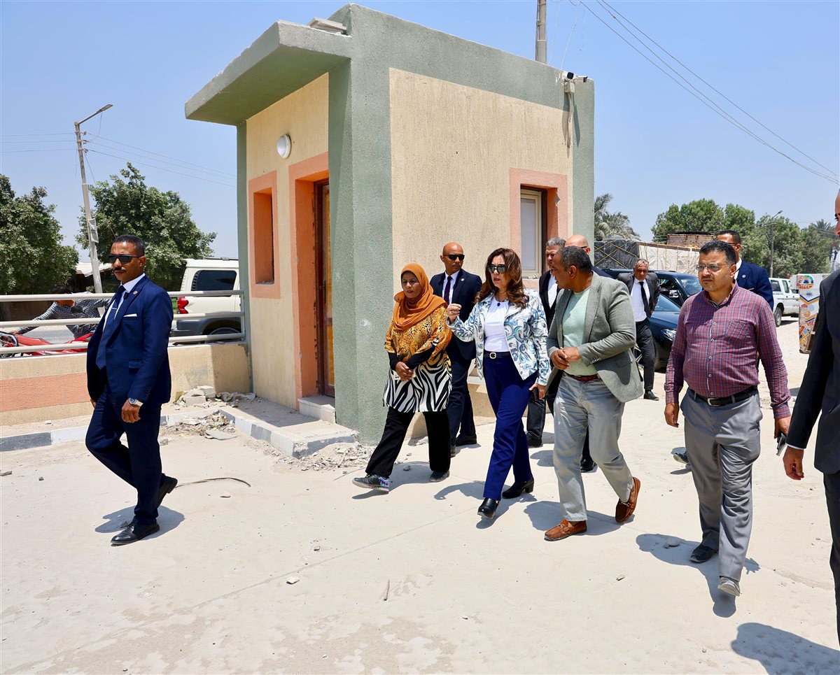 وزيرة التنمية المحلية خلال الجولة