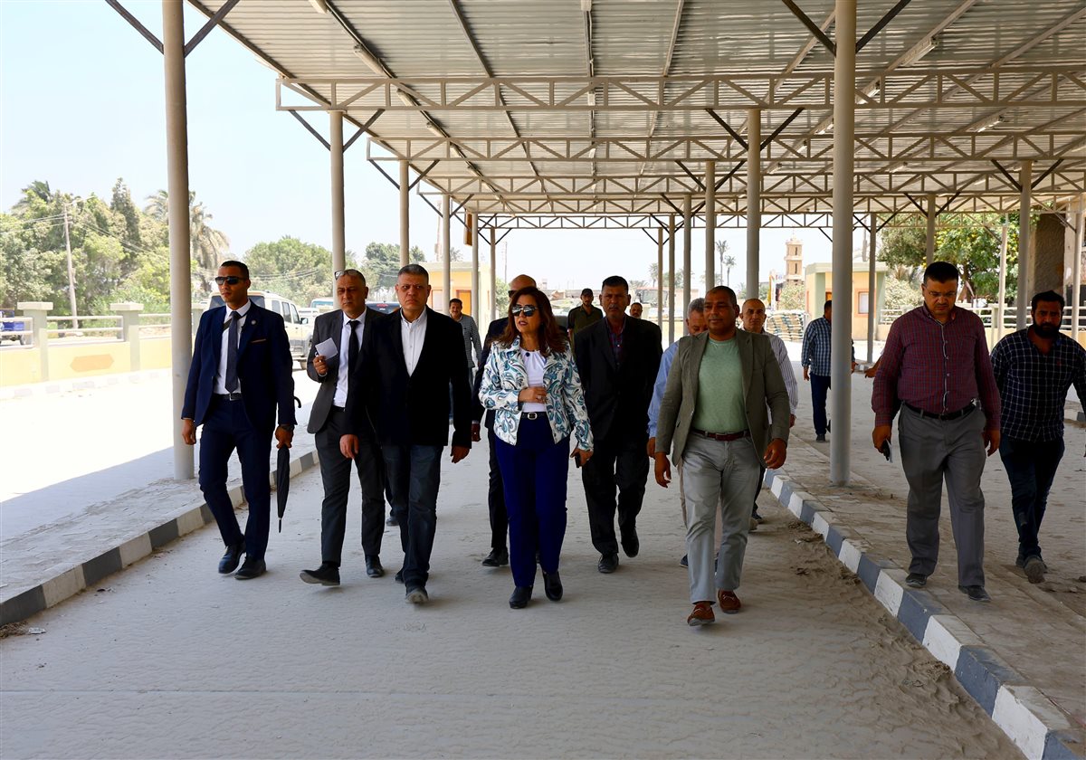 وزيرة التنمية المحلية خلال الجولة