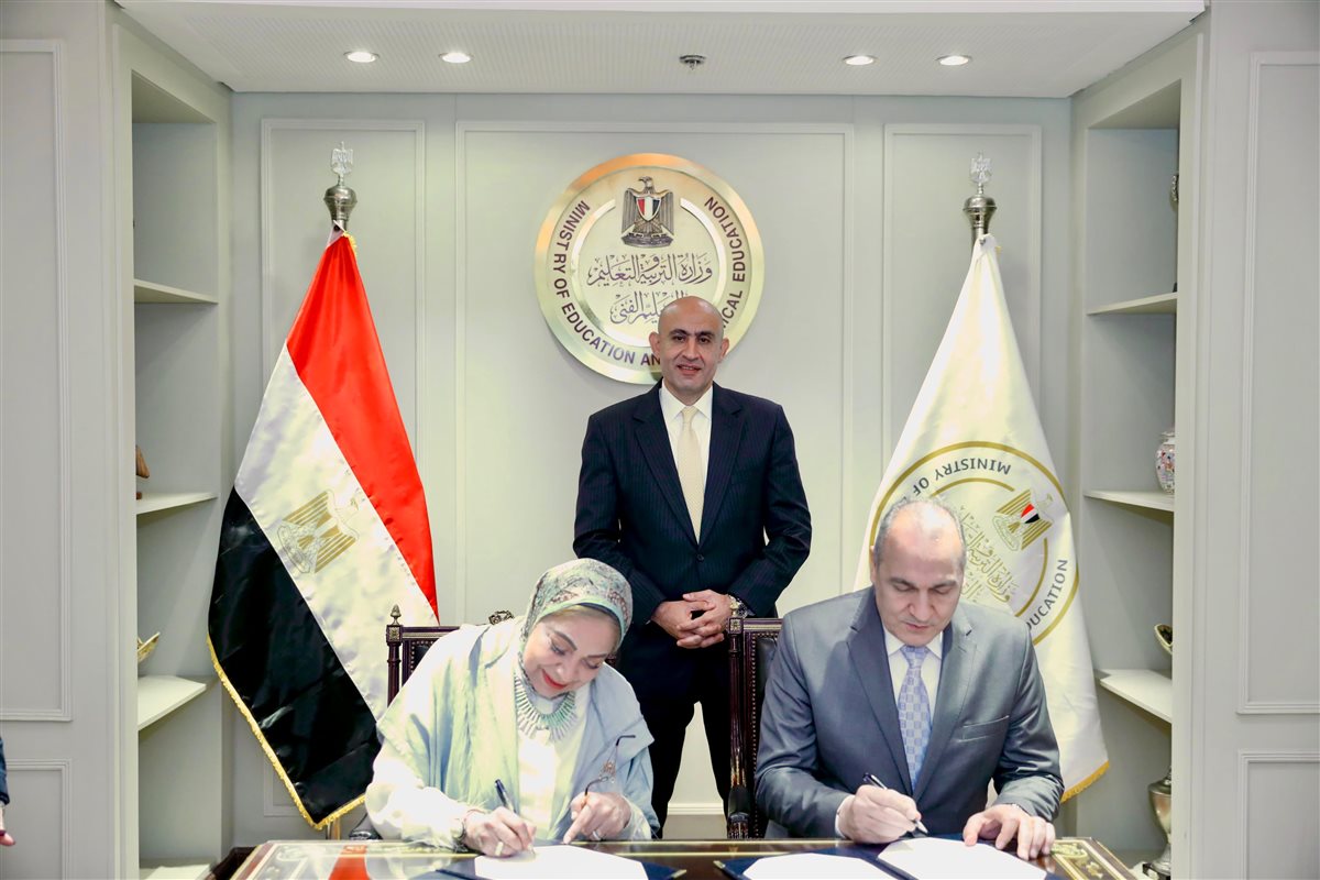 جانب من التوقيع 