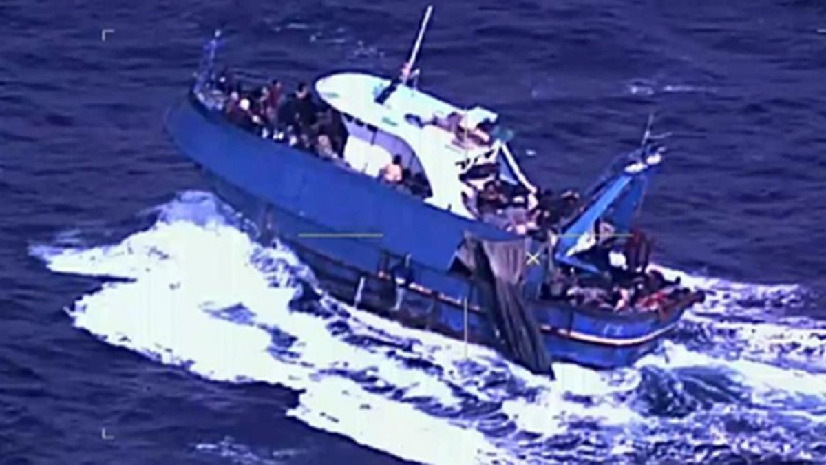 القارب المستخدم في عمليات الهجرة غير الشرعية