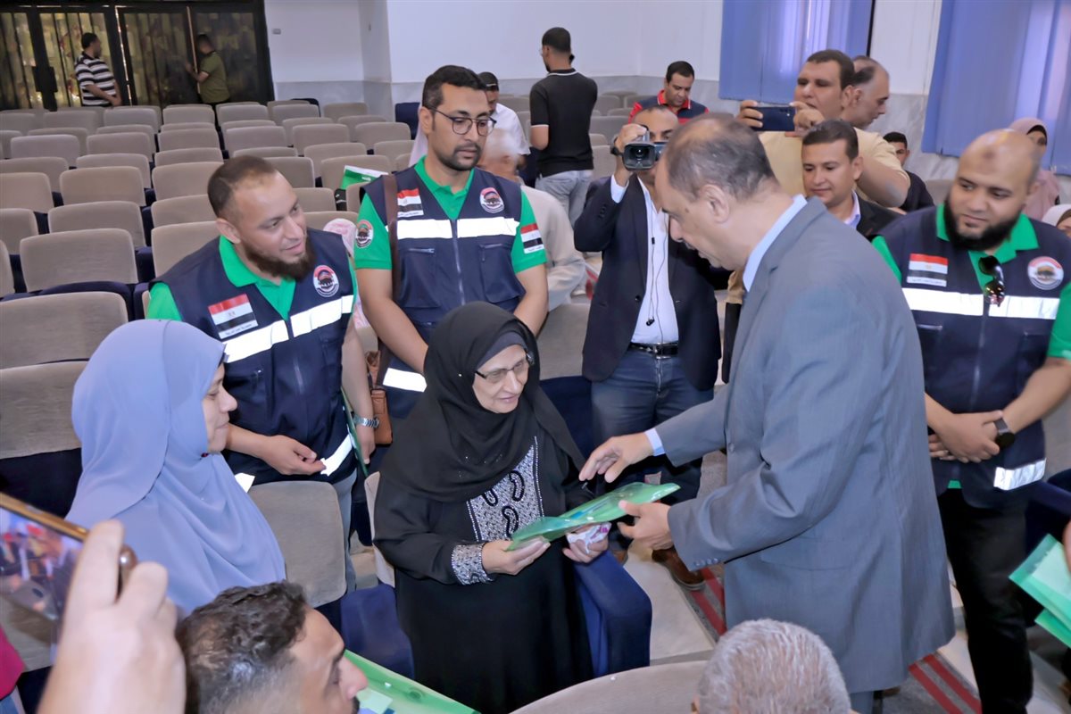 تسليم تأشيرات وتذاكر الحج للفائزين بقرعة الجمعيات الأهلية