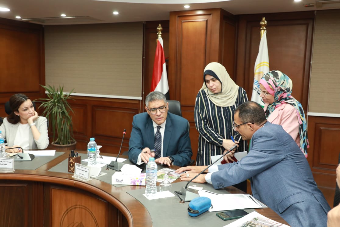 محافظ الجيزة يبحث شكاوى المواطنين بعدد من الأحياء وحلها بشكل جذري