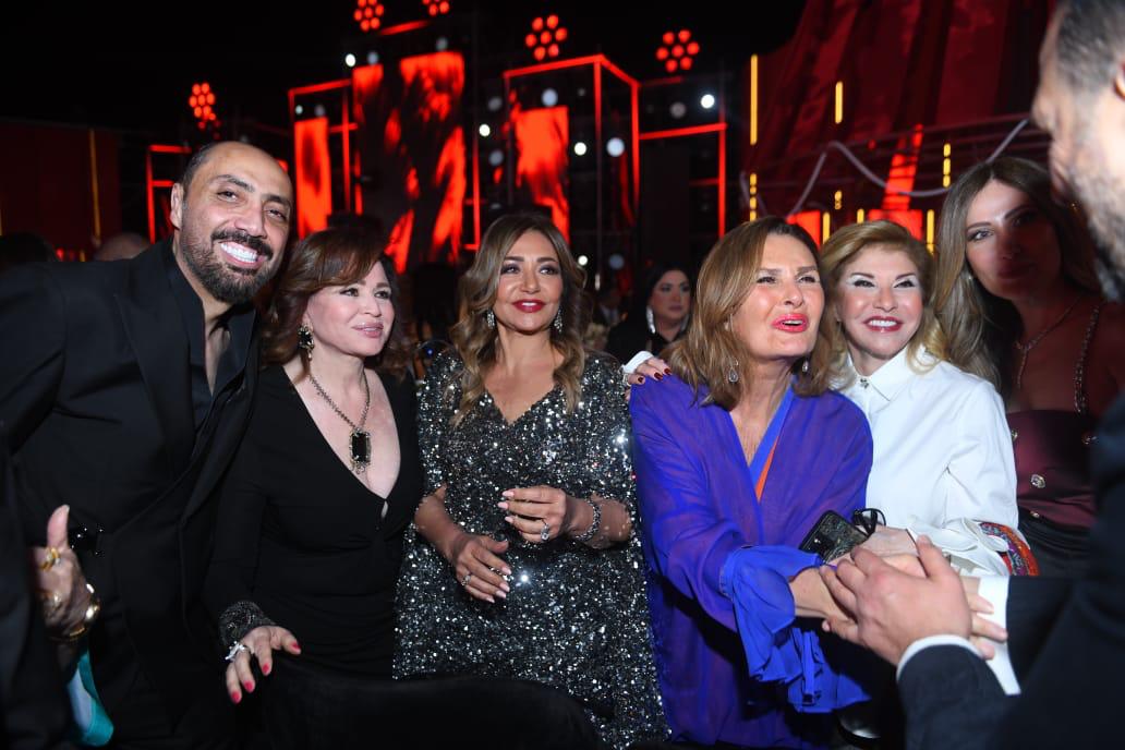يسرا وإلهام شاهين وليلى علوي في حفل زفاف ابنة باسل سماقية