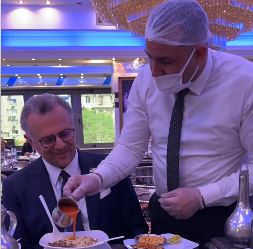 كبير مستشاري ترامب يتناول الكشري بصحبة السفيرة الأمريكية في وسط القاهرة