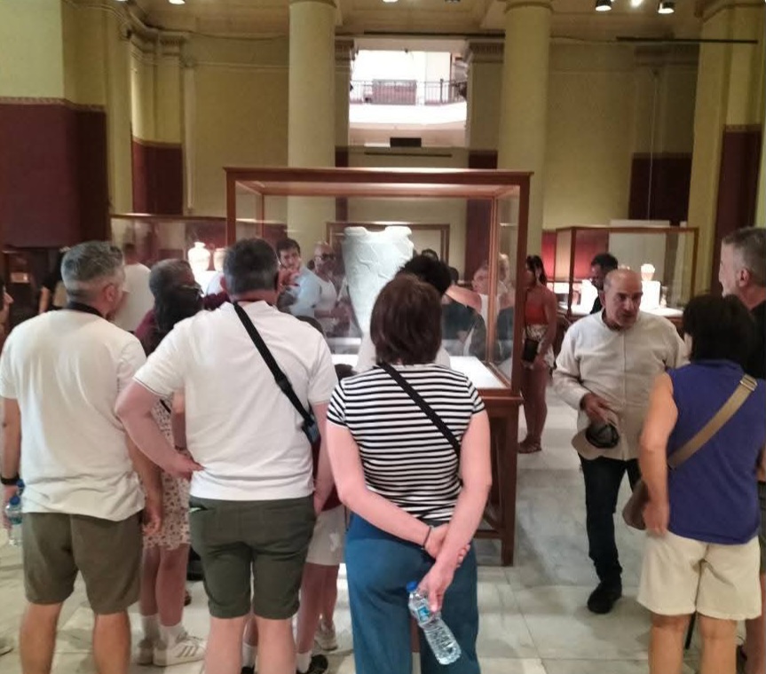 إقبال السائحين على المتحف المصري بالتحرير 