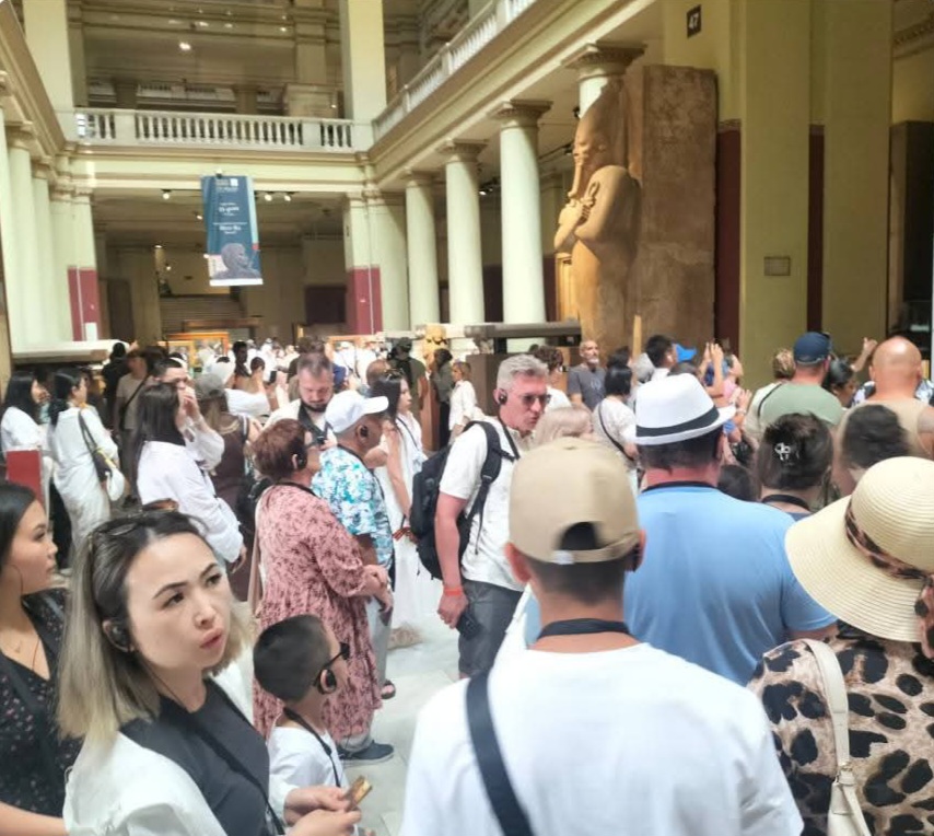 إقبال السائحين على المتحف المصري بالتحرير 