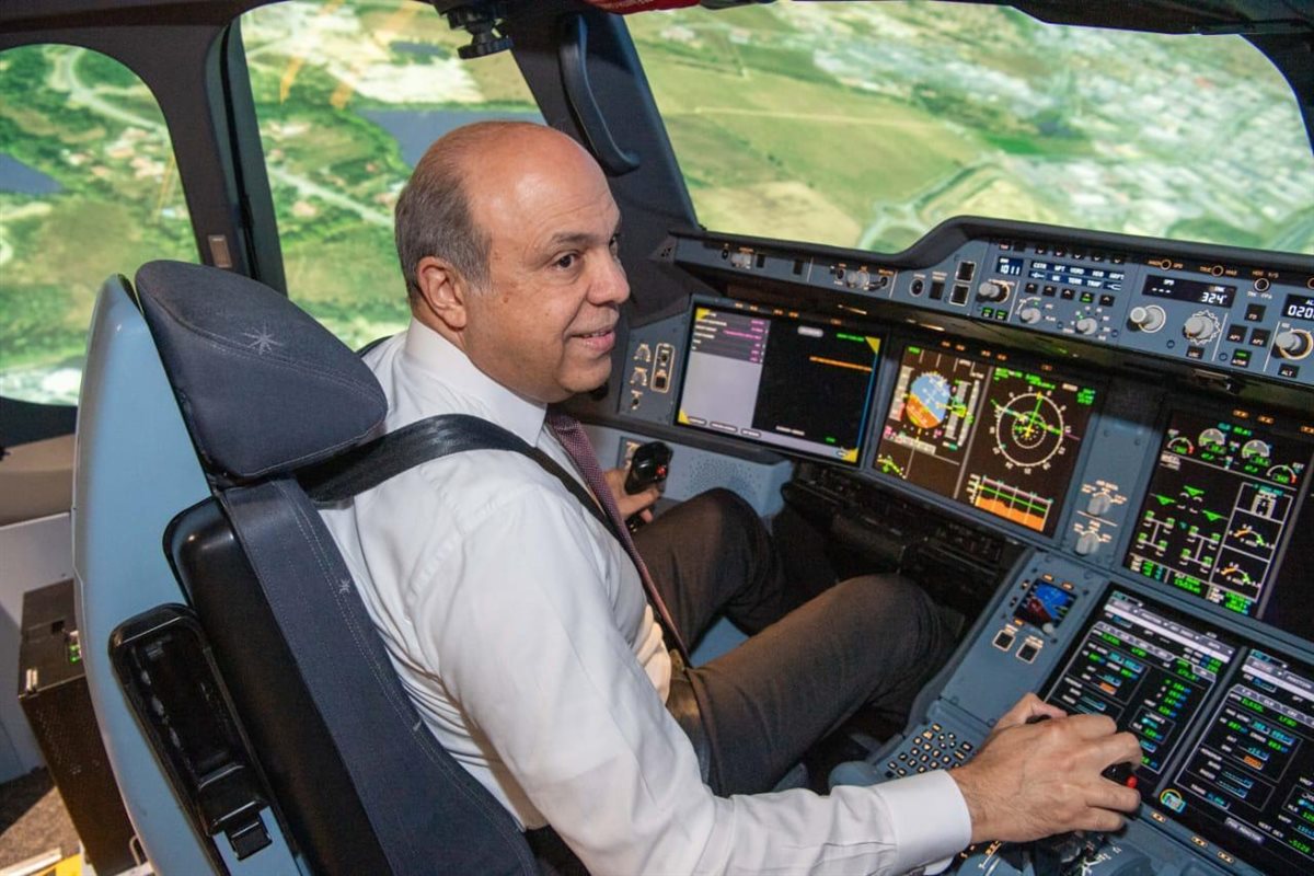 وزير الطيران المدني ورئيس القابضه لمصر للطيران يزورا المقر الرئيسي لشركة إيرباص بفرنسا