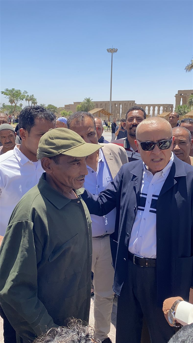 محافظ الأقصر يستجيب لطلب عامل نظافة