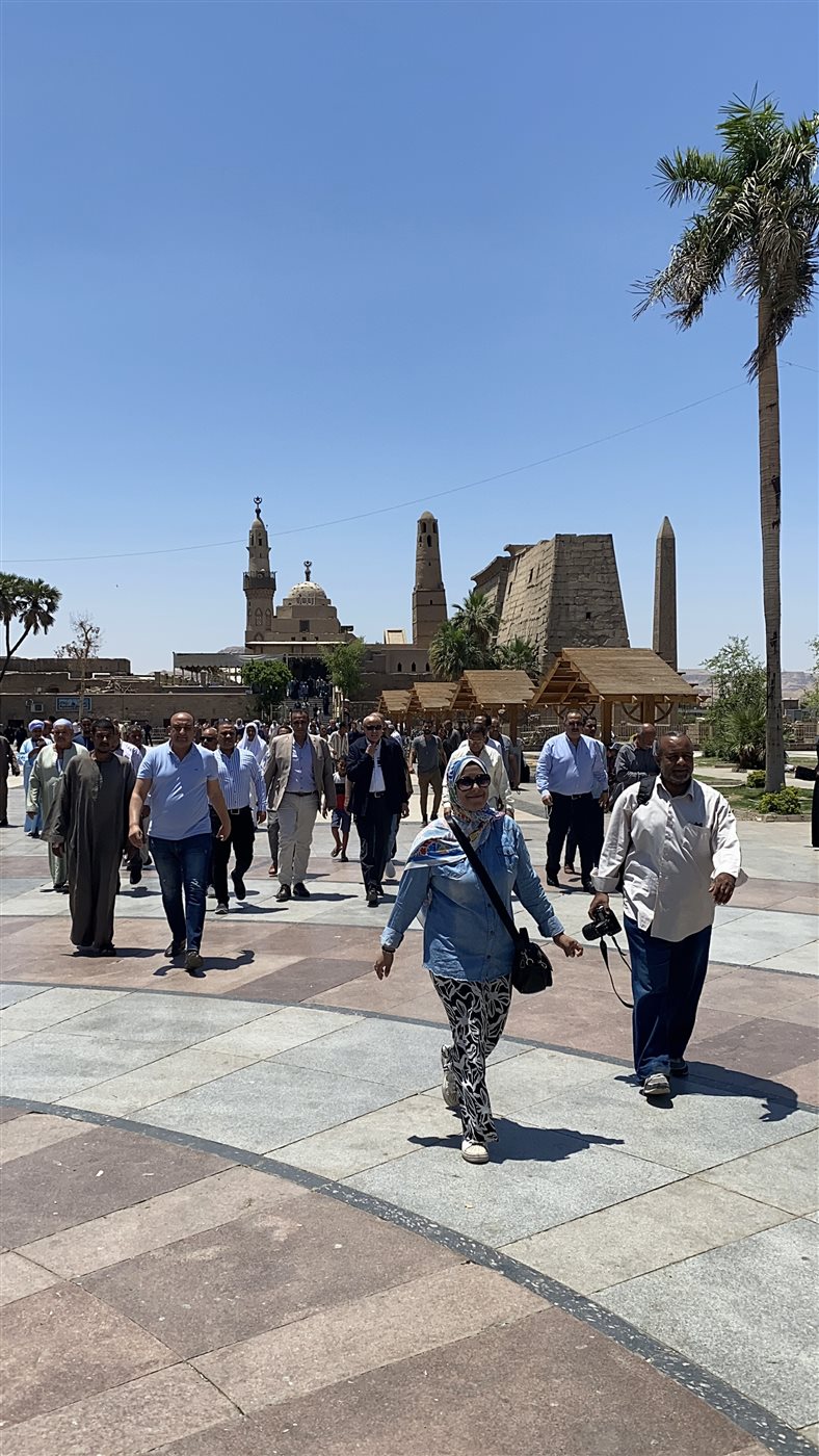 محافظ الأقصر يستجيب لطلب عامل نظافة