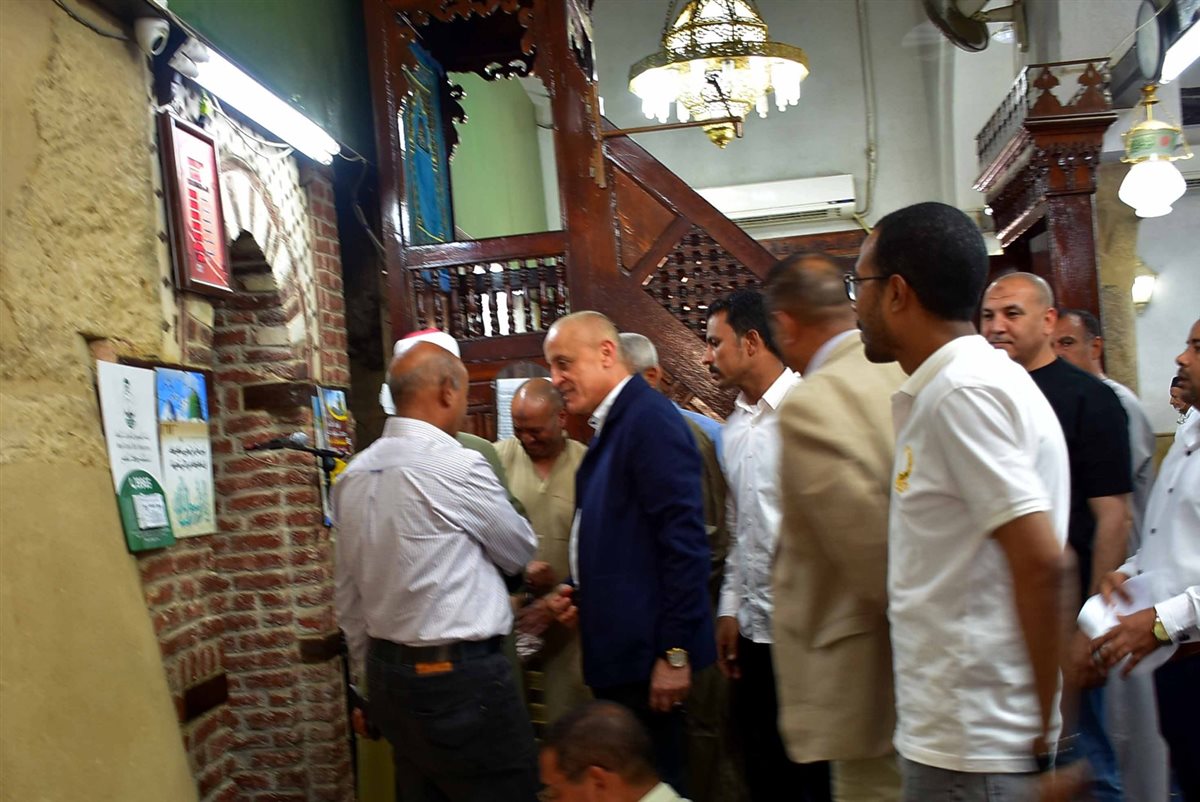 محافظ الأقصر يستجيب لطلب عامل نظافة