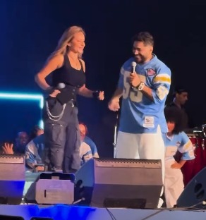 نيللي كريم مفاجأة حفل تامر حسني  في ريد بول جوك بوكس