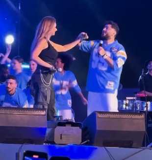 نيللي كريم مفاجأة حفل تامر حسني  في ريد بول جوك بوكس