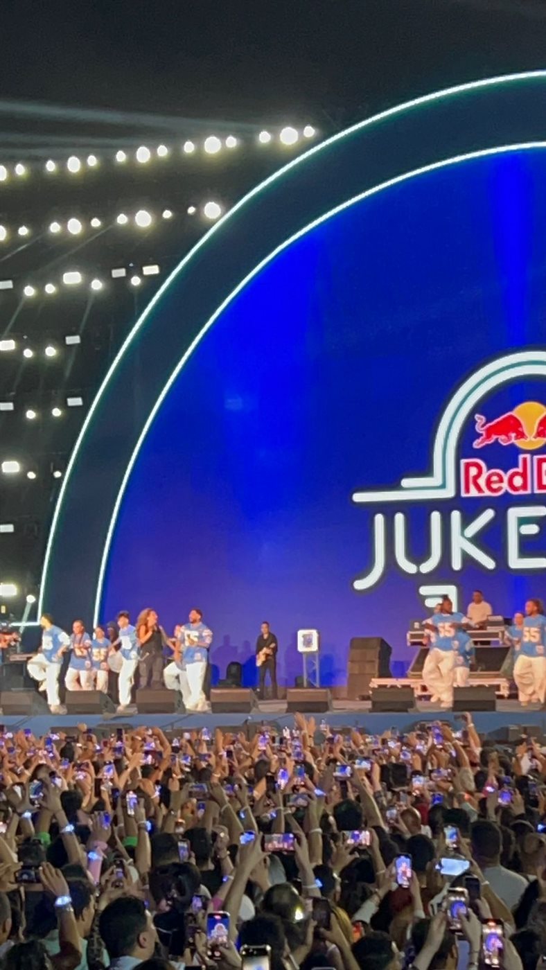 نيللي كريم مفاجأة حفل تامر حسني  في ريد بول جوك بوكس