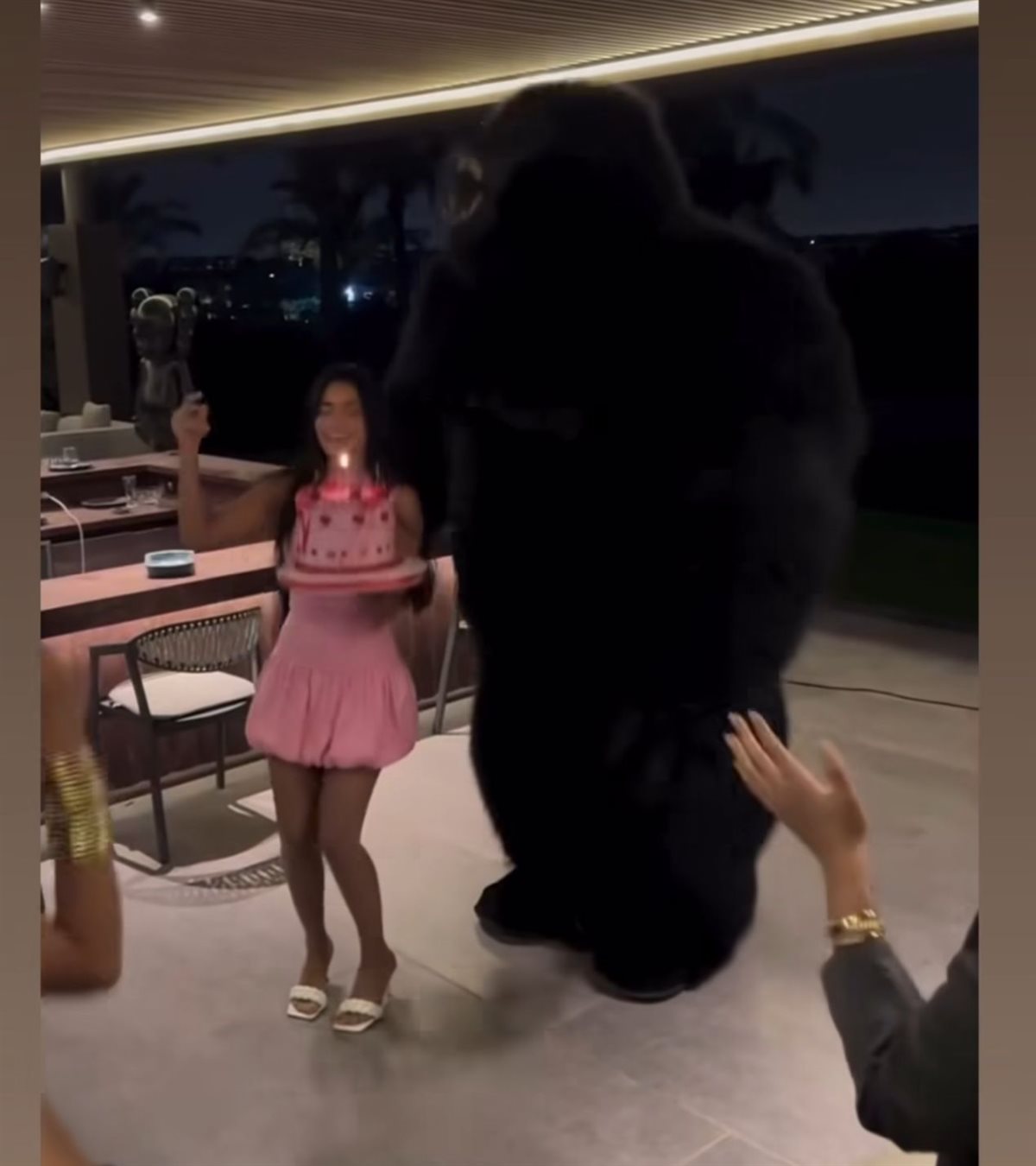  أسماء جلال تحتفل بعيد ميلادها الـ30 وسط أجواء صاخبة وحضور نجوم الفن