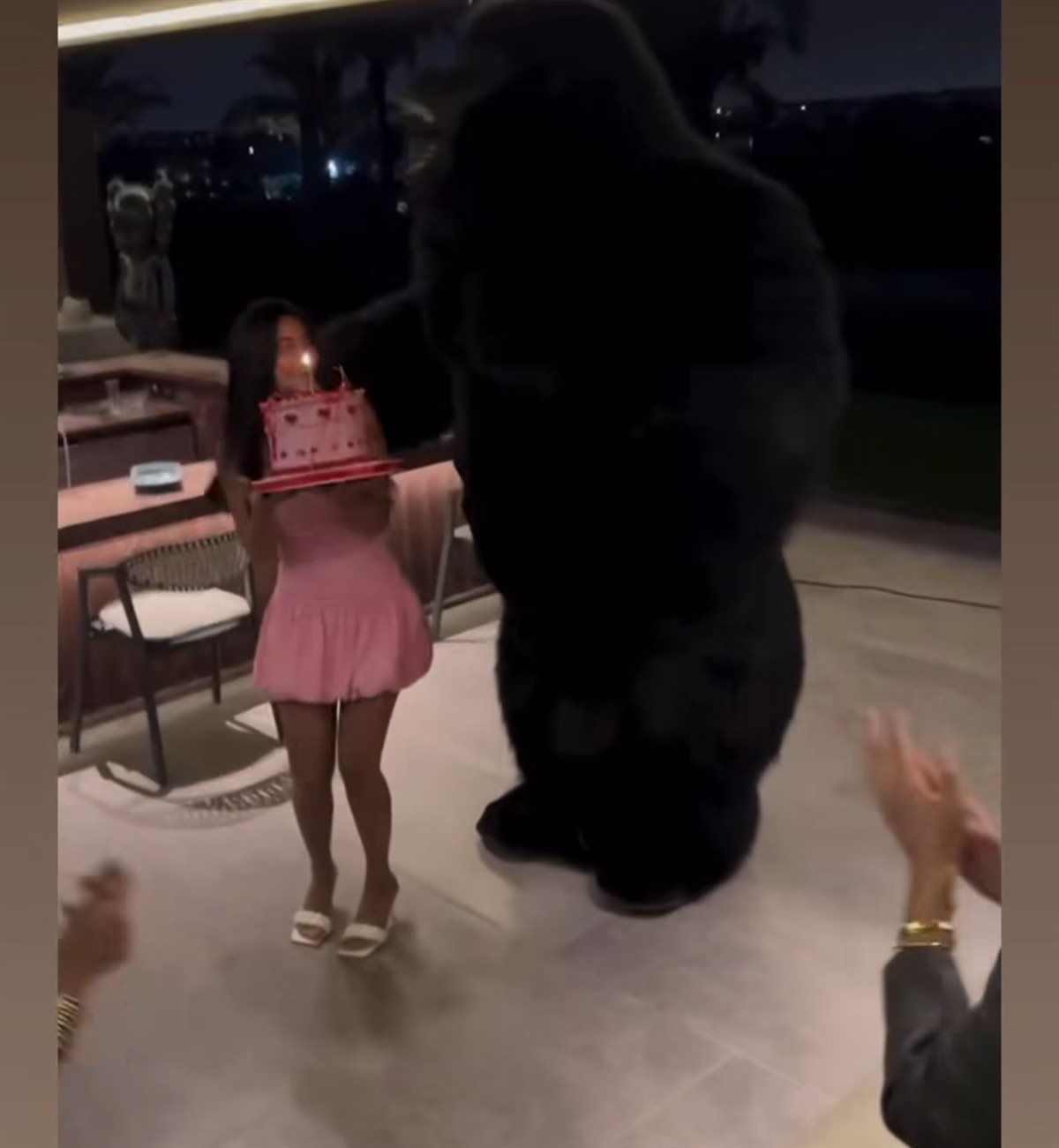 لبست توليتة.. أسماء جلال تحتفل بعيد ميلادها الـ30 وسط أجواء صاخبة وحضور نجوم الفن