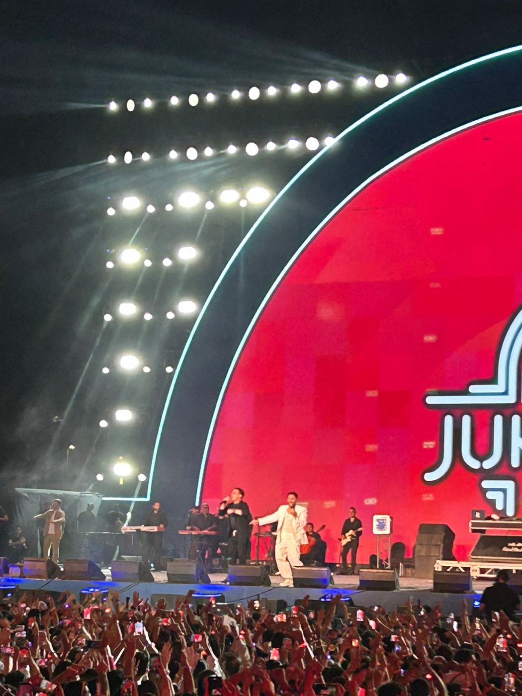 مفاجآت حفل تامر حسني