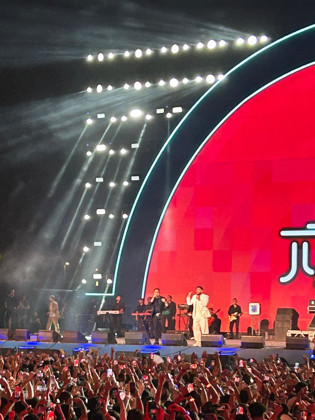 مفاجآت حفل تامر حسني