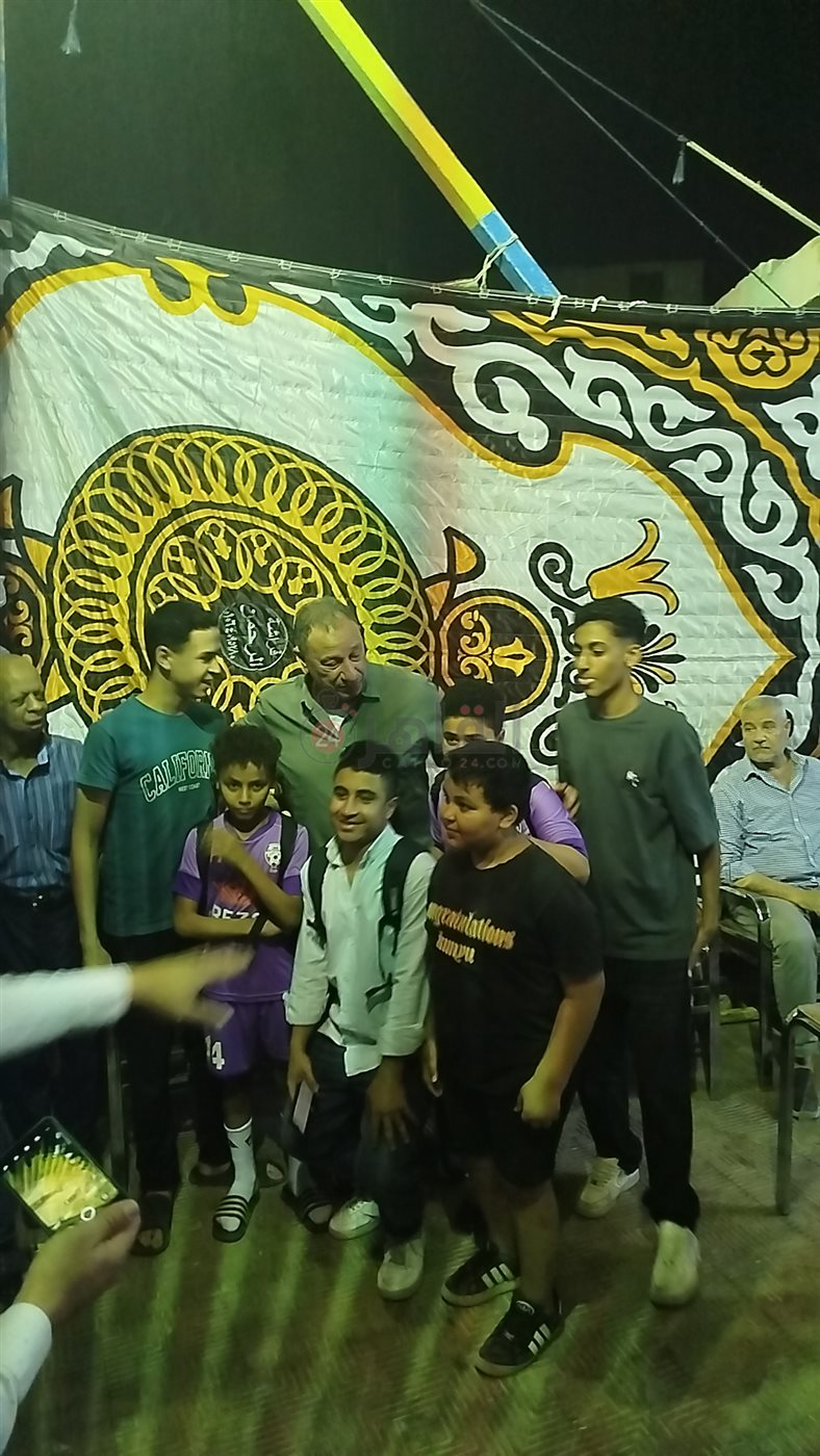 الخطيب يلتقط صورا تذكارية مع الصغار