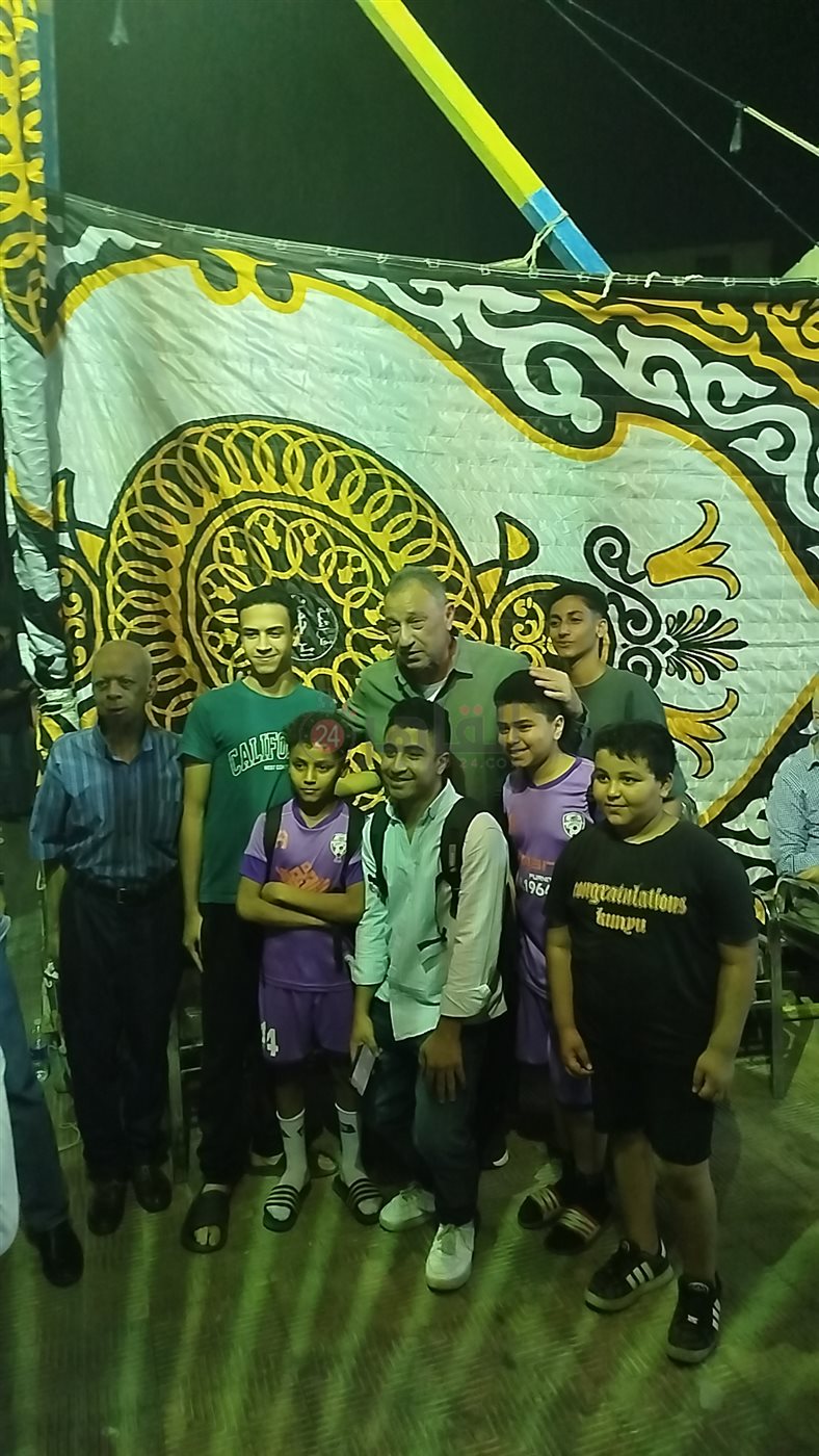 الخطيب يلتقط صورا تذكارية مع الصغار