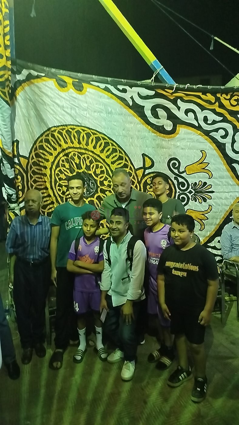 الخطيب يلتقط صورا تذكارية مع الصغار