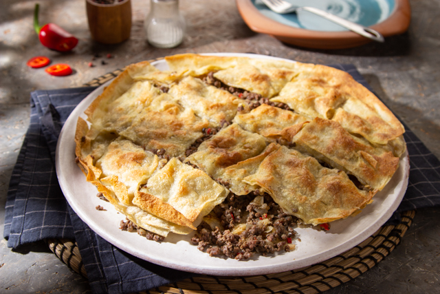 طريقة عمل صينية رقاق باللحمة والسجق