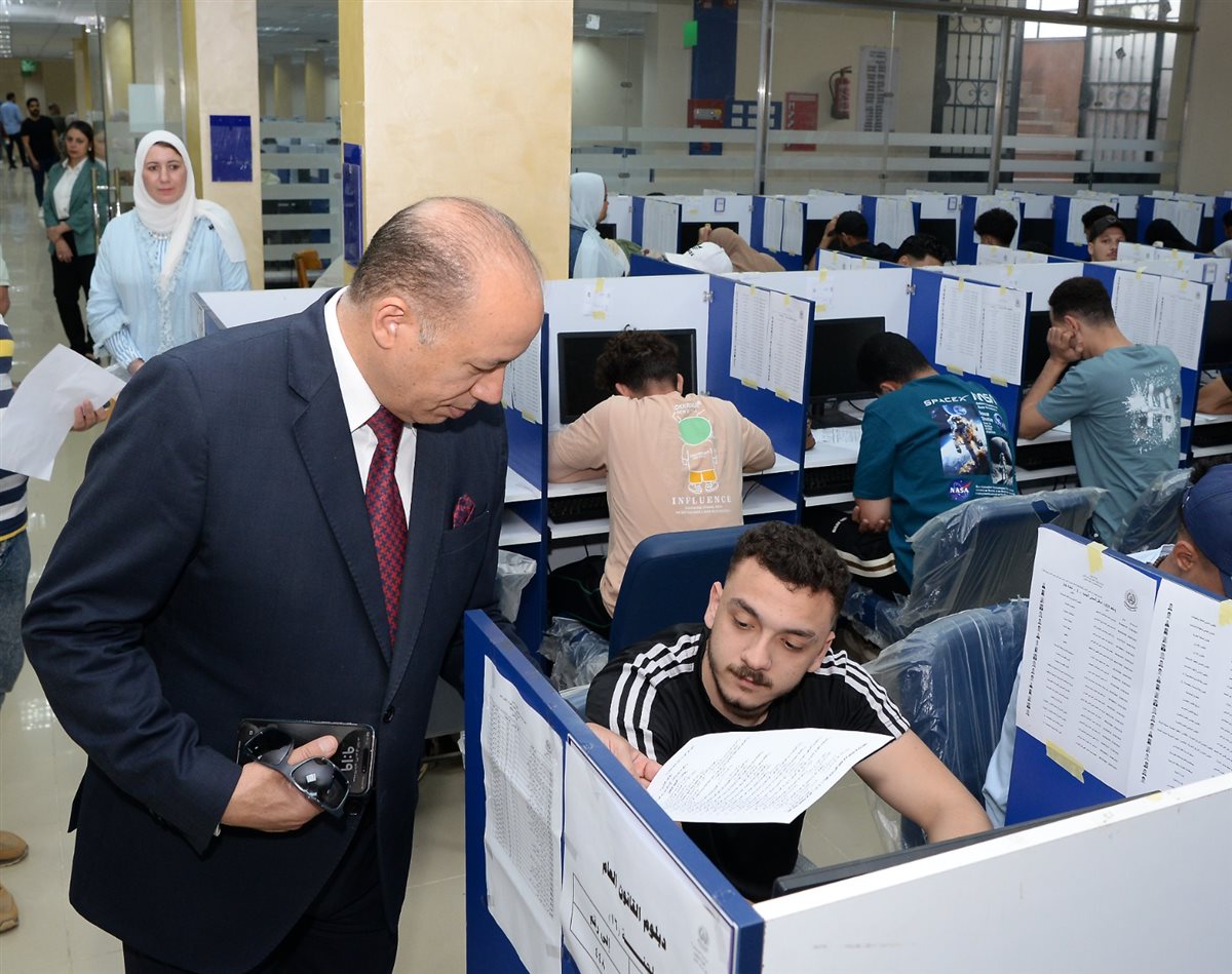 رئيس جامعة المنصورة يتابع سير امتحانات الفصل الدراسي الثاني