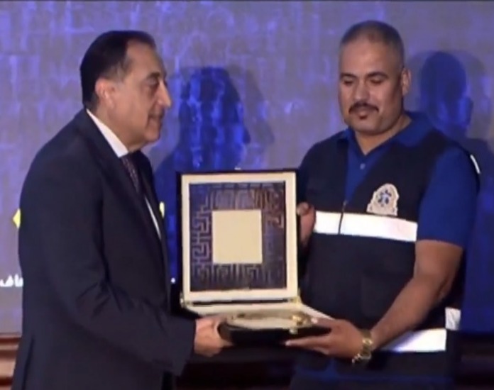 رئيس الوزراء يكرم عددًا من النمائج المشرفة بمرفق هيئة الإسعاف المصرية