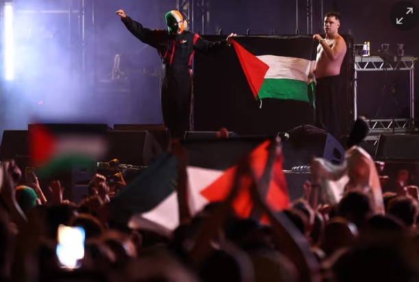 بعد اتهام أحد أعضائها برفع علم حزب الله.. فرفة نيكاب الإيرلندية تواصل دعمها لفلسطين بحفلها في لندن