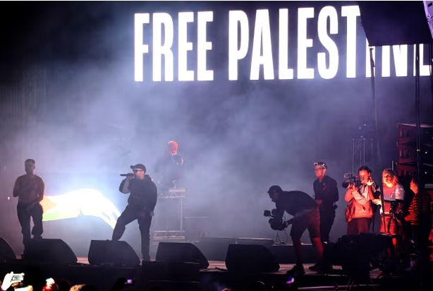 بعد اتهام أحد أعضائها برفع علم حزب الله.. فرفة نيكاب الإيرلندية تواصل دعمها لفلسطين بحفلها في لندن