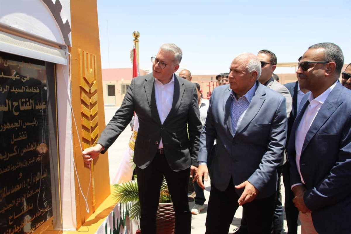 جانب من زيارة وزير البترول للوادى الجديد