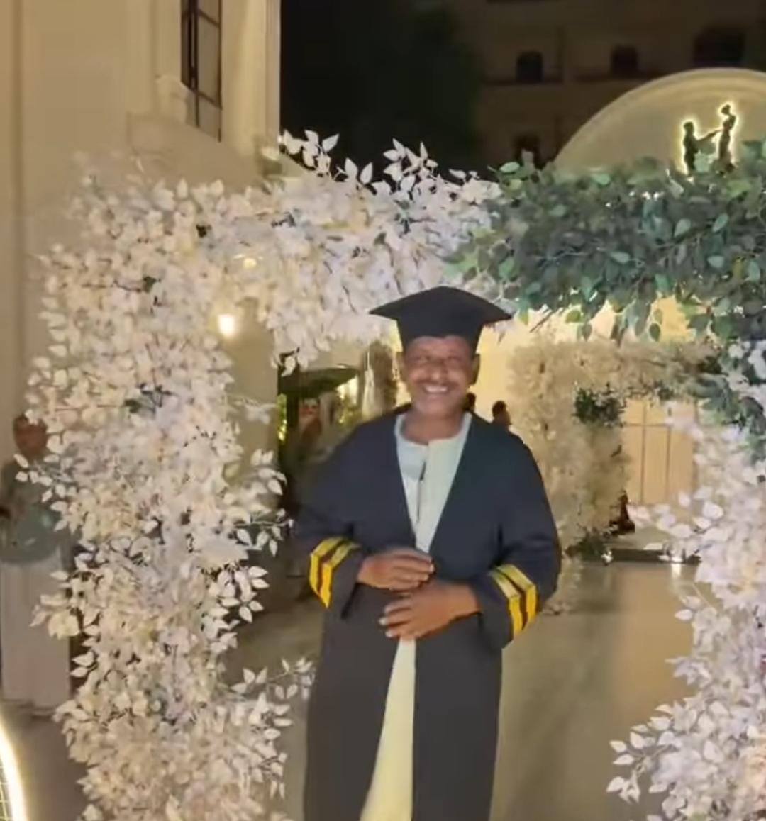 تكريم عامل كلية جامعة جنوب الوادي